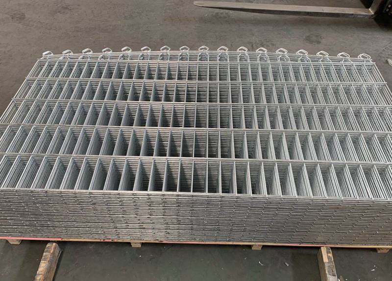 Pyramid mesh fence