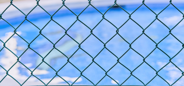 piscina con valla temporal